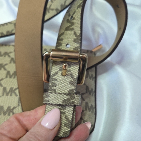 Michael Kors Monogram Beige and Light Pink Clutch - Picture 7 of 9